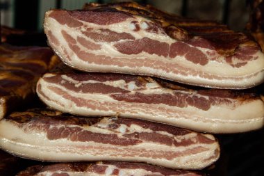 Kacarevo köyündeki bir çiftçi pazarında sunulan lezzetli füme et ve kurutulmuş et parçaları, Slaninijada (pastırma festivali) adlı gastro pastırması ve kuru et ürünleri festivali her yıl Kacarevo 'da düzenleniyor., 