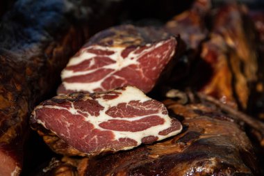 Kacarevo köyündeki bir çiftçi pazarında satılığa çıkarılan lezzetli füme et parçaları, Slaninijada (pastırma festivali) adlı gastro pastırması ve kuru et ürünleri festivali Belgrad yakınlarındaki Kacarevo 'da her yıl düzenlendi.