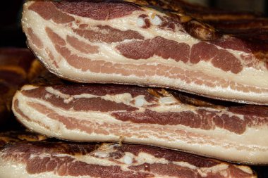 Korunmasız pastırma ve kurutulmuş et yerli ürünleri, Kacarevo köyündeki bir çiftçi pazarında, Slaninijada (pastırma festivali) adlı domuz pastırması ve kurutulmuş et ürünleri festivali Belgrad yakınlarındaki Kacarevo 'da her yıl düzenlendi.