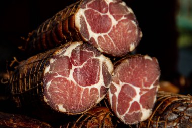 Kacarevo köyündeki bir çiftçi pazarında satılığa çıkarılan lezzetli füme et parçaları, Slaninijada (pastırma festivali) adlı gastro pastırması ve kuru et ürünleri festivali Belgrad yakınlarındaki Kacarevo 'da her yıl düzenlendi.