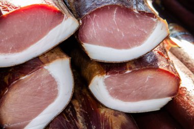 Kacarevo köyündeki bir çiftçi pazarında satılığa çıkarılan lezzetli füme et parçaları, Slaninijada (pastırma festivali) adlı gastro pastırması ve kuru et ürünleri festivali Belgrad yakınlarındaki Kacarevo 'da her yıl düzenlendi.