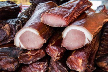 Kacarevo köyündeki bir çiftçi pazarında satılığa çıkarılan lezzetli füme et parçaları, Slaninijada (pastırma festivali) adlı gastro pastırması ve kuru et ürünleri festivali Belgrad yakınlarındaki Kacarevo 'da her yıl düzenlendi.