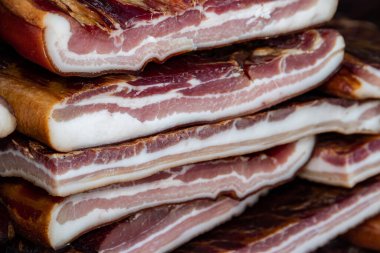 Korunmasız pastırma ve kurutulmuş et yerli ürünleri, Kacarevo köyündeki bir çiftçi pazarında, Slaninijada (pastırma festivali) adlı domuz pastırması ve kurutulmuş et ürünleri festivali Belgrad yakınlarındaki Kacarevo 'da her yıl düzenlendi.