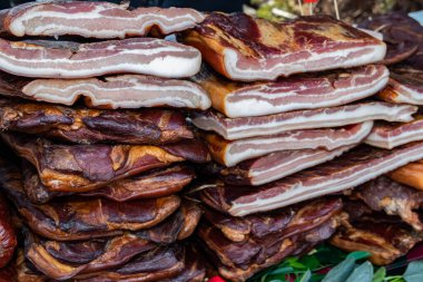 Korunmasız pastırma ve kurutulmuş et yerli ürünleri, Kacarevo köyündeki bir çiftçi pazarında, Slaninijada (pastırma festivali) adlı domuz pastırması ve kurutulmuş et ürünleri festivali Belgrad yakınlarındaki Kacarevo 'da her yıl düzenlendi.