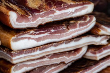 Korunmasız pastırma ve kurutulmuş et yerli ürünleri, Kacarevo köyündeki bir çiftçi pazarında, Slaninijada (pastırma festivali) adlı domuz pastırması ve kurutulmuş et ürünleri festivali Belgrad yakınlarındaki Kacarevo 'da her yıl düzenlendi.