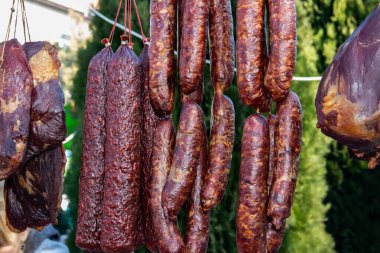 Sırbistan 'da geleneksel olarak Kacarevo köyündeki bir çiftçi pazarında kurutulmuş sosis, gastro pastırması ve kurutulmuş et ürünleri festivali Belgrad yakınlarındaki Kacarevo' da her yıl düzenleniyor.