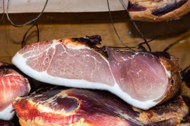 Kacarevo köyündeki bir çiftçi pazarında satılığa çıkarılan lezzetli füme et parçaları, Slaninijada (pastırma festivali) adlı gastro pastırması ve kuru et ürünleri festivali Belgrad yakınlarındaki Kacarevo 'da her yıl düzenlendi.