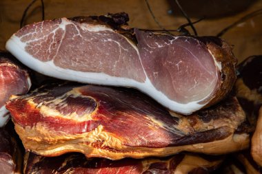 Kacarevo köyündeki bir çiftçi pazarında satılığa çıkarılan lezzetli füme et parçaları, Slaninijada (pastırma festivali) adlı gastro pastırması ve kuru et ürünleri festivali Belgrad yakınlarındaki Kacarevo 'da her yıl düzenlendi.