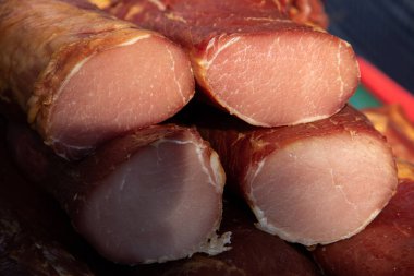 Kacarevo köyündeki bir çiftçi pazarında satılığa çıkarılan lezzetli füme et parçaları, Slaninijada (pastırma festivali) adlı gastro pastırması ve kuru et ürünleri festivali Belgrad yakınlarındaki Kacarevo 'da her yıl düzenlendi.