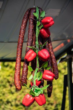 Sırbistan 'da geleneksel olarak Kacarevo köyündeki bir çiftçi pazarında kurutulmuş sosis, gastro pastırması ve kurutulmuş et ürünleri festivali Belgrad yakınlarındaki Kacarevo' da her yıl düzenleniyor.