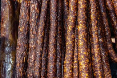 Sırbistan 'da geleneksel olarak Kacarevo köyündeki bir çiftçi pazarında kurutulmuş sosis, gastro pastırması ve kurutulmuş et ürünleri festivali Belgrad yakınlarındaki Kacarevo' da her yıl düzenleniyor.