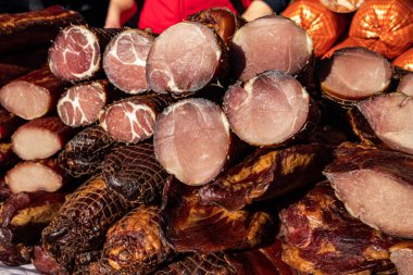 Kacarevo köyündeki bir çiftçi pazarında satılığa çıkarılan lezzetli füme et parçaları, Slaninijada (pastırma festivali) adlı gastro pastırması ve kuru et ürünleri festivali Belgrad yakınlarındaki Kacarevo 'da her yıl düzenlendi.