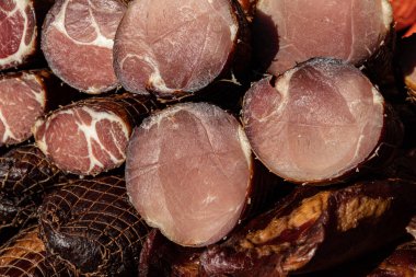 Kacarevo köyündeki bir çiftçi pazarında satılığa çıkarılan lezzetli füme et parçaları, Slaninijada (pastırma festivali) adlı gastro pastırması ve kuru et ürünleri festivali Belgrad yakınlarındaki Kacarevo 'da her yıl düzenlendi.