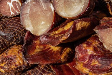 Kacarevo köyündeki bir çiftçi pazarında satılığa çıkarılan lezzetli füme et parçaları, Slaninijada (pastırma festivali) adlı gastro pastırması ve kuru et ürünleri festivali Belgrad yakınlarındaki Kacarevo 'da her yıl düzenlendi.