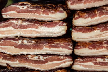 Korunmasız pastırma ve kurutulmuş et yerli ürünleri, Kacarevo köyündeki bir çiftçi pazarında, Slaninijada (pastırma festivali) adlı domuz pastırması ve kurutulmuş et ürünleri festivali Belgrad yakınlarındaki Kacarevo 'da her yıl düzenlendi.