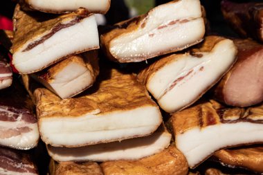 Korunmasız pastırma ve kurutulmuş et yerli ürünleri, Kacarevo köyündeki bir çiftçi pazarında, Slaninijada (pastırma festivali) adlı domuz pastırması ve kurutulmuş et ürünleri festivali Belgrad yakınlarındaki Kacarevo 'da her yıl düzenlendi.