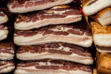 Korunmasız pastırma ve kurutulmuş et yerli ürünleri, Kacarevo köyündeki bir çiftçi pazarında, Slaninijada (pastırma festivali) adlı domuz pastırması ve kurutulmuş et ürünleri festivali Belgrad yakınlarındaki Kacarevo 'da her yıl düzenlendi.