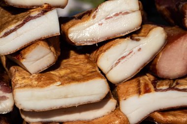 Korunmasız pastırma ve kurutulmuş et yerli ürünleri, Kacarevo köyündeki bir çiftçi pazarında, Slaninijada (pastırma festivali) adlı domuz pastırması ve kurutulmuş et ürünleri festivali Belgrad yakınlarındaki Kacarevo 'da her yıl düzenlendi.