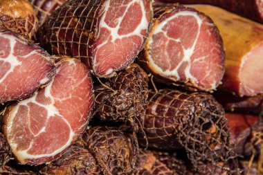 Kacarevo köyündeki bir çiftçi pazarında satılığa çıkarılan lezzetli füme et parçaları, Slaninijada (pastırma festivali) adlı gastro pastırması ve kuru et ürünleri festivali Belgrad yakınlarındaki Kacarevo 'da her yıl düzenlendi.