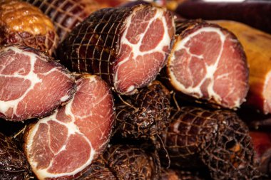 Kacarevo köyündeki bir çiftçi pazarında satılığa çıkarılan lezzetli füme et parçaları, Slaninijada (pastırma festivali) adlı gastro pastırması ve kuru et ürünleri festivali Belgrad yakınlarındaki Kacarevo 'da her yıl düzenlendi.