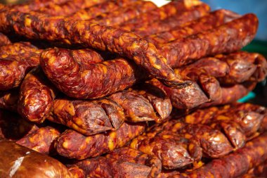 Sırbistan 'da geleneksel olarak Kacarevo köyündeki bir çiftçi pazarında kurutulmuş sosis, gastro pastırması ve kurutulmuş et ürünleri festivali Belgrad yakınlarındaki Kacarevo' da her yıl düzenleniyor.