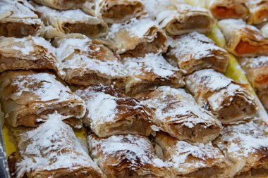 Elmalı turta fillo hamurunda, üstü çıtır çıtır, içi eriyor ve biraz tatlı, Sırpça 'da pita od jabuka (elmalı turta) deniyor, geleneksel olarak Sırp kırsalında yapılıyor.