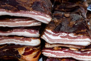 Korunmasız pastırma ve kurutulmuş et yerli ürünleri, Kacarevo köyündeki bir çiftçi pazarında, Slaninijada (pastırma festivali) adlı domuz pastırması ve kurutulmuş et ürünleri festivali Belgrad yakınlarındaki Kacarevo 'da her yıl düzenlendi.