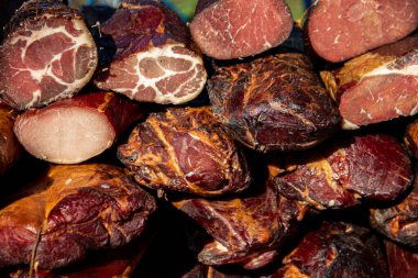 Korunmasız pastırma ve kurutulmuş et yerli ürünleri, Kacarevo köyündeki bir çiftçi pazarında, Slaninijada (pastırma festivali) adlı domuz pastırması ve kurutulmuş et ürünleri festivali Belgrad yakınlarındaki Kacarevo 'da her yıl düzenlendi.