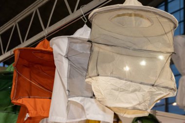 Sırbistan 'ın Belgrad kentinde farklı renklerde koruyucu arıcılık giysileri, açık ve uluslararası bal ve arıcılık fuarı