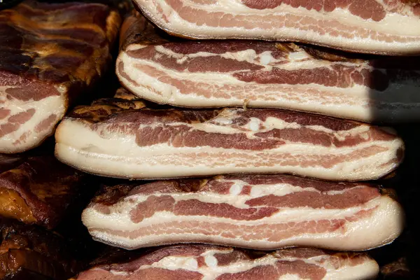 Korunmasız pastırma ve kurutulmuş et yerli ürünleri, Kacarevo köyündeki bir çiftçi pazarında, Slaninijada (pastırma festivali) adlı domuz pastırması ve kurutulmuş et ürünleri festivali Belgrad yakınlarındaki Kacarevo 'da her yıl düzenlendi.