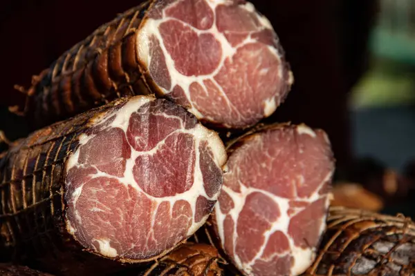 Kacarevo köyündeki bir çiftçi pazarında satılığa çıkarılan lezzetli füme et parçaları, Slaninijada (pastırma festivali) adlı gastro pastırması ve kuru et ürünleri festivali Belgrad yakınlarındaki Kacarevo 'da her yıl düzenlendi.