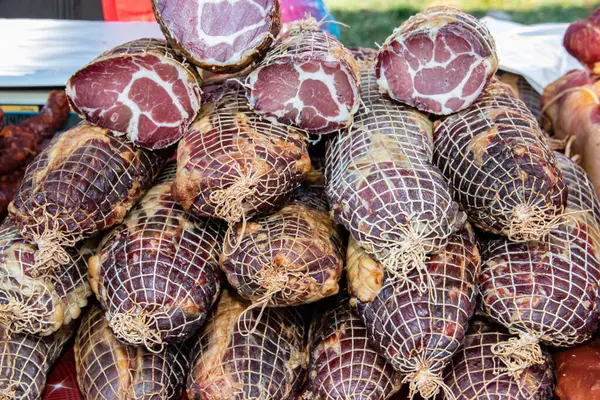 Kacarevo köyündeki bir çiftçi pazarında satılığa çıkarılan lezzetli füme et parçaları, Slaninijada (pastırma festivali) adlı gastro pastırması ve kuru et ürünleri festivali Belgrad yakınlarındaki Kacarevo 'da her yıl düzenlendi.