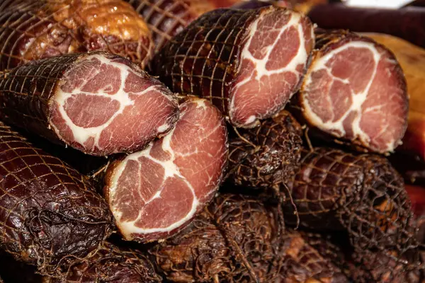 Korunmasız pastırma ve kurutulmuş et yerli ürünleri, Kacarevo köyündeki bir çiftçi pazarında, Slaninijada (pastırma festivali) adlı domuz pastırması ve kurutulmuş et ürünleri festivali Belgrad yakınlarındaki Kacarevo 'da her yıl düzenlendi.