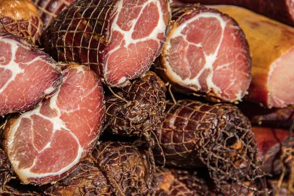 Kacarevo köyündeki bir çiftçi pazarında satılığa çıkarılan lezzetli füme et parçaları, Slaninijada (pastırma festivali) adlı gastro pastırması ve kuru et ürünleri festivali Belgrad yakınlarındaki Kacarevo 'da her yıl düzenlendi.