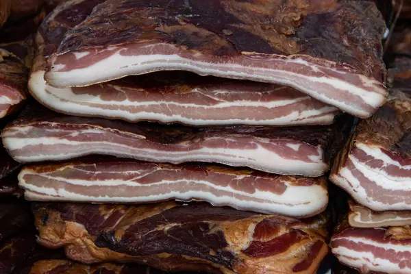 Korunmasız pastırma ve kurutulmuş et yerli ürünleri, Kacarevo köyündeki bir çiftçi pazarında, Slaninijada (pastırma festivali) adlı domuz pastırması ve kurutulmuş et ürünleri festivali Belgrad yakınlarındaki Kacarevo 'da her yıl düzenlendi.