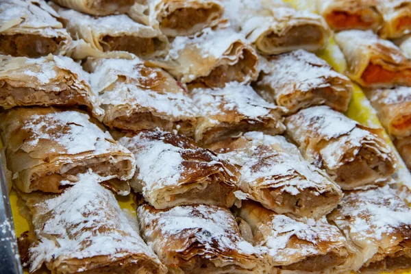 Elmalı turta fillo hamurunda, üstü çıtır çıtır, içi eriyor ve biraz tatlı, Sırpça 'da pita od jabuka (elmalı turta) deniyor, geleneksel olarak Sırp kırsalında yapılıyor.