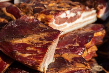 Korunmasız pastırma ve kurutulmuş et yerli ürünleri, Kacarevo köyündeki bir çiftçi pazarında, Slaninijada (pastırma festivali) adlı domuz pastırması ve kurutulmuş et ürünleri festivali Belgrad yakınlarındaki Kacarevo 'da her yıl düzenlendi.