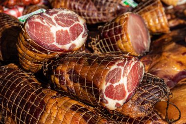 Kacarevo köyündeki bir çiftçi pazarında satılığa çıkarılan lezzetli füme et parçaları, Slaninijada (pastırma festivali) adlı gastro pastırması ve kuru et ürünleri festivali Belgrad yakınlarındaki Kacarevo 'da her yıl düzenlendi.