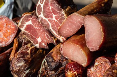 Kacarevo köyündeki bir çiftçi pazarında satılığa çıkarılan lezzetli füme et parçaları, Slaninijada (pastırma festivali) adlı gastro pastırması ve kuru et ürünleri festivali Belgrad yakınlarındaki Kacarevo 'da her yıl düzenlendi.