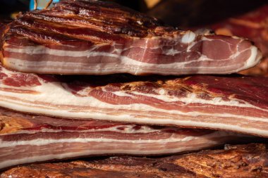 Korunmasız pastırma ve kurutulmuş et yerli ürünleri, Kacarevo köyündeki bir çiftçi pazarında, Slaninijada (pastırma festivali) adlı domuz pastırması ve kurutulmuş et ürünleri festivali Belgrad yakınlarındaki Kacarevo 'da her yıl düzenlendi.