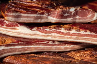 Korunmasız pastırma ve kurutulmuş et yerli ürünleri, Kacarevo köyündeki bir çiftçi pazarında, Slaninijada (pastırma festivali) adlı domuz pastırması ve kurutulmuş et ürünleri festivali Belgrad yakınlarındaki Kacarevo 'da her yıl düzenlendi.