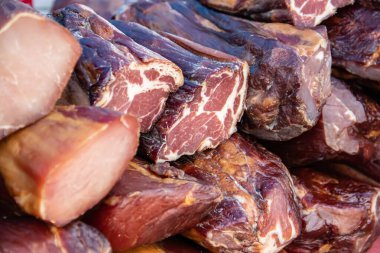 Kacarevo köyündeki bir çiftçi pazarında satılığa çıkarılan lezzetli füme et parçaları, Slaninijada (pastırma festivali) adlı gastro pastırması ve kuru et ürünleri festivali Belgrad yakınlarındaki Kacarevo 'da her yıl düzenlendi.