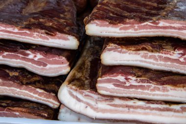 Korunmasız pastırma ve kurutulmuş et yerli ürünleri, Kacarevo köyündeki bir çiftçi pazarında, Slaninijada (pastırma festivali) adlı domuz pastırması ve kurutulmuş et ürünleri festivali Belgrad yakınlarındaki Kacarevo 'da her yıl düzenlendi.