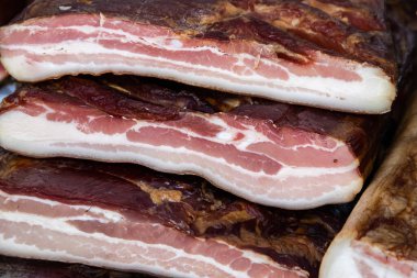 Korunmasız pastırma ve kurutulmuş et yerli ürünleri, Kacarevo köyündeki bir çiftçi pazarında, Slaninijada (pastırma festivali) adlı domuz pastırması ve kurutulmuş et ürünleri festivali Belgrad yakınlarındaki Kacarevo 'da her yıl düzenlendi.