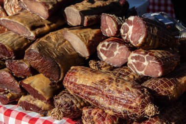 Kacarevo köyündeki bir çiftçi pazarında satılığa çıkarılan lezzetli füme et parçaları, Slaninijada (pastırma festivali) adlı gastro pastırması ve kuru et ürünleri festivali Belgrad yakınlarındaki Kacarevo 'da her yıl düzenlendi.