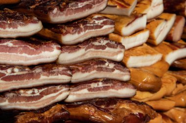 Korunmasız pastırma ve kurutulmuş et yerli ürünleri, Kacarevo köyündeki bir çiftçi pazarında, Slaninijada (pastırma festivali) adlı domuz pastırması ve kurutulmuş et ürünleri festivali Belgrad yakınlarındaki Kacarevo 'da her yıl düzenlendi.