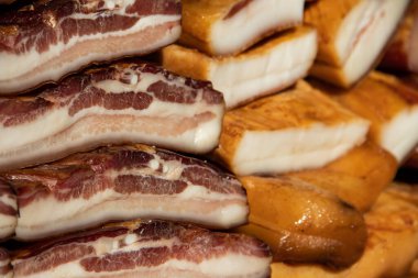 Korunmasız pastırma ve kurutulmuş et yerli ürünleri, Kacarevo köyündeki bir çiftçi pazarında, Slaninijada (pastırma festivali) adlı domuz pastırması ve kurutulmuş et ürünleri festivali Belgrad yakınlarındaki Kacarevo 'da her yıl düzenlendi.