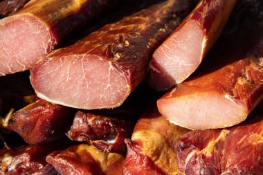 Kacarevo köyündeki bir çiftçi pazarında satılığa çıkarılan lezzetli füme et parçaları, Slaninijada (pastırma festivali) adlı gastro pastırması ve kuru et ürünleri festivali Belgrad yakınlarındaki Kacarevo 'da her yıl düzenlendi.