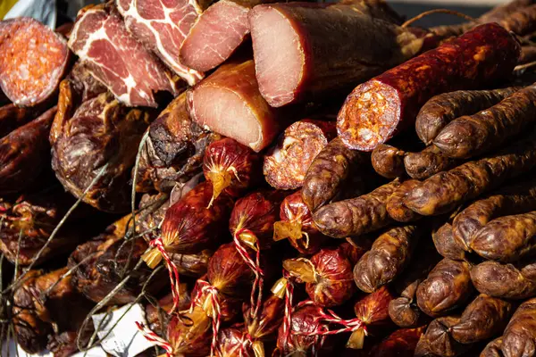 Kacarevo köyündeki bir çiftçi pazarında satılığa çıkarılan lezzetli füme et parçaları, Slaninijada (pastırma festivali) adlı gastro pastırması ve kuru et ürünleri festivali Belgrad yakınlarındaki Kacarevo 'da her yıl düzenlendi.