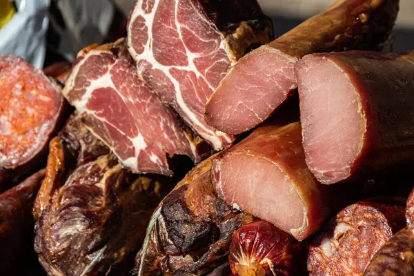 Kacarevo köyündeki bir çiftçi pazarında satılığa çıkarılan lezzetli füme et parçaları, Slaninijada (pastırma festivali) adlı gastro pastırması ve kuru et ürünleri festivali Belgrad yakınlarındaki Kacarevo 'da her yıl düzenlendi.